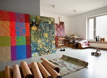 Obrazy Olgi Wolniak 'Szal Szeherezady' i 'Safavi'. Na podłodze prace z cyklu portretów z arrasów wawelskich. sztuka, malarstwo, olga wolniak, obrazy