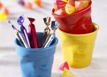 Wszyscy gotowi do zabawy. Zastawa wygląda jak cienie do powiek, kubek, jak pierścionek, kusi kryształem, na podkładkach strzelają ognie sztuczne, solniczka prosi pieprzniczkę do pierwszej pary. Nawet kuchenny fartuszek jest wyjątkowo radosny. <BR /> AKCESORIA KUCHENNE. Kubki z porcelany, 90 zł/szt., glamstore.pl