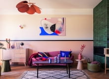 Szafowanie kolorem, formą i stylistyką różnego pochodzenia – to główne cechy aranżacji tego mieszkania. Nie brakuje tu również sztuki – nad różową, welurową sofą ze sklepu Beliani zawisł abstrakcyjny obraz Agnieszki Pietrzykowskiej. Szafowanie kolorem, formą i stylistyką różnego pochodzenia – to główne cechy aranżacji tego mieszkania.