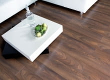 Impression 4V/Classen Klasa ścieralności: AC5 klasa użyteczności: 33 dekor: dąb Alicante struktura synchroniczna wymiary: 1286 x 160 mm, grubość 10 mm powłoka antystatyczna, pokryte substancją Isowaxx chroniącą przed wilgocią Cena: 66,90 zł/m2, www.classen.pl