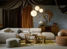 Sofa modułowa Flex Felix, puf Miuf, fotel Ovo – Miuform; stoliki Puente – Miloni; komoda Phab – Swallow’s tail; płaskorzeźba Navis Dau – Tauart; farba dekoracyjna MoonLight – Primacol Decorative; lampa stołowa Sawa Natur oraz lampa wisząca Alur Wood– Kaspa; tkaniny – Davis Fabrics; sztuczne rośliny – Agawa Artificial Flowers; ceramika – Galeria Szum, Cera Michi, AOS Studio, dywan – Carpets & More. Sofa modułowa Flex Felix, puf Miuf, fotel Ovo – Miuform; stoliki Puente – Miloni; komoda Phab – Swallow’s tail; płaskorzeźba Navis Dau – Tauart; farba dekoracyjna MoonLight – Primacol Decorative; lampa stołowa Sawa Natur oraz lampa wisząca Alur Wood– Kaspa; tkaniny – Davis Fabrics; sztuczne rośliny – Agawa Artificial Flowers; ceramika – Galeria Szum, Cera Michi, AOS Studio, dywan – Carpets & More.