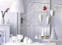 BIAŁE DEKORACJE? Bez problemu zrobimy je sami: szyszki i owoce o ciekawym kształcie (gruszki, granaty itp.) zanurzamy w farbie akrylowej - będą wyglądały jak z porcelany. Kieliszki malujemy matową farbą do szkła. Na gałązkach dla urozmaicenia zawieśmy jedną ozdobę w mocnym kolorze (np. czerwonym), która przełamie wszechobecną biel.