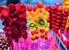 W Azji karmelizowane owoce są bardzo popularne. Sprzedaje się je na patyczkach niczym u nas lizaki. Natomiast w Stanach Zjednoczonych na Halloween popularne są 'candy apples'. W Azji karmelizowane owoce są bardzo popularne. Sprzedaje się je na patyczkach niczym u nas lizaki. Natomiast w Stanach Zjednoczonych na Halloween popularne są 'candy apples'.