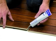 Pojedynczy panel można wyciąć i w jego miejsce wkleić nowy. naprawa paneli