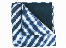 <B>Efekty malarskie to bardzo silny trend w tym sezonie. Jeśli masz coś, na czym widoczne są ślady pędzla albo rozlanej farby, jesteś na czasie!</B> <BR />Dwustronny. Bawełniany pled z batikowym wzorem, wym. 130x180 cm, cena: 155 zł, Broste Copenhagen <B>Efekty malarskie to bardzo silny trend w tym sezonie. Jeśli masz coś, na czym widoczne są ślady pędzla albo rozlanej farby, jesteś na czasie!</B> <BR />Dwustronny. Bawełniany pled z batikowym wzorem, wym. 130x180 cm, cena: 155 zł, Broste Copenhagen