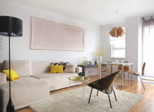 Tradycyjny układ mieszkania, z osobnymi zamkniętymi pomieszczeniami, nie przypadł gospodarzom do gustu. Marzyło im się otwarte wielofunkcyjne wnętrze, pełne przestrzeni i światła. Swoją wizję zrealizowali, wyburzając lub przesuwając większość ścian. Zobaczcie efekt. <BR /> MIESZKANIE. Niebanalna dekoracja nad kanapą to kawałek tapety z koronkowym wzorym, usztywniony dwiema listewkami.  Na podłogę wybrano panele imitujące bielony dąb. Tradycyjny układ mieszkania, z osobnymi zamkniętymi pomieszczeniami, nie przypadł gospodarzom do gustu. Marzyło im się otwarte wielofunkcyjne wnętrze, pełne przestrzeni i światła. Swoją wizję zrealizowali, wyburzając lub przesuwając większość ścian. Zobaczcie efekt. <BR /> MIESZKANIE. Niebanalna dekoracja nad kanapą to kawałek tapety z koronkowym wzorym, usztywniony dwiema listewkami.  Na podłogę wybrano panele imitujące bielony dąb.