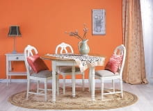 Przed zmianą. W jadalni najbardziej rzucał się w oczy mocny kolor ścian, który zdominował pozostałe elementy wystroju. Niezbyt szczęśliwie dobrano także dodatki - zamiast podkreślić styl mebli, kłóciły się z nim. 09.05.2013 , WNETRZA , SESJA DEKORAL , STYLIZACJA JOANNA PLACHECKA . FOT. MICHAL MUTOR SLOWA KLUCZOWE: WNETRZA DEKORACJE