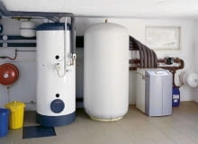 Kompletna kotłownia - z pompą ciepła, sobnikiem ciepłej wody i magazynującym ciepło zbiornikiem buforowym. Kompletna kotłownia - z pompą ciepła, sobnikiem ciepłej wody i magazynującym ciepło zbiornikiem buforowym.