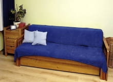 PRZED ZMIANĄ. Spory, mniej więcej dwudziestometrowy pokój dzienny nie został do końca umeblowany. Ze sprzętów wypoczynkowych była tu właściwie tylko nieduża wersalka. W rezultacie gospodarze nie mieli zbyt dobrych warunków do relaksu. Brakowało również miejsca, gdzie mogliby przyjąć gości.