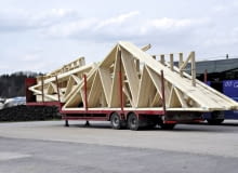 Elementy gotowej więźby przygotowane do transportu na plac budowy Elementy gotowej więźby przygotowane do transportu na plac budowy