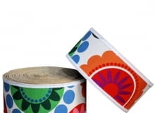 Ekologiczny i recyclingowy pomysł na umeblowanie mieszkania - meble z tektury falistej. <BR /> MEBLE Z TEKTURY. Ekologiczna pufa polskiej marki Kartooni. Dzięki użyciu twardego kartonu pufa jest lekka i wytrzymała. Swoim kształtem i mobilnością znakomicie pobudza dziecięcą wyobraźnię, a żywymi kolorami wprawia w dobry nastrój zarówno domowników, jak i gości. 120 zł, ecomateria.pl