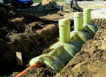 Osadnik wstępny należy umieścić nie mniej niż 15 m od najbliższej studni, 2 m od granicy działki i drogi oraz 1,5 m od rur gazowych i wodnych