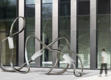 "Harmonia kontrastów" - rzeźba Macieja Rembielińskiego stanie przed kompleksem LIXA "Harmonia kontrastów" - rzeźba Macieja Rembielińskiego stanie przed kompleksem LIXA