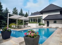 Basen w ogrodzie. Ulubione miejsce domowników w upalne dni. Wokół basenu okładzina z łupka brazylijskiego, na dachu domu baterie słoneczne podgrzewające wodę w basenie