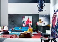 Prostota surowej architektury równoważy przepych form i kolorów. Czarna, zacierana ściana kreuje etniczny klimat, tworząc jednocześnie doskonałe tło barwnych plam mebli i fotografii. W głębi po lewej puf Dew z plecionej czarnej skóry, zaprojektowany przez Nendo.