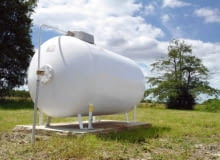 Firmy zajmujące się dystrybucją gazu płynnego mają w swojej ofercie zbiorniki o pojemności 2700, 4850 i 6400 litrów w wersji naziemnej i podziemnej. Firmy zajmujące się dystrybucją gazu płynnego mają w swojej ofercie zbiorniki o pojemności 2700, 4850 i 6400 litrów w wersji naziemnej i podziemnej.