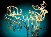 <b> ŚWIĄTECZNY WYSTRÓJ: WSZĘDZIE ŚWIATEŁKA. Na choince i na stole, w oknie i na drzewie w ogrodzie. Blask lampek nie zastąpi prawdziwych gwiazd na niebie, ale pięknie rozjaśni dom i najbliższe otoczenie. </b> <BR /> Renifer, wys. 60 cm, diody LED, 199 zł, Jysk