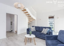 Dwupoziomowe mieszkanie: czyste, proste wnętrza dla rodziny 2+1