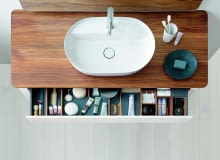 Szafka z serii LUV, blat z litego drewna lub kamienia, szer. 178, 138 albo 88 cm. Cena szafki o wymiarach 138 x 57 cm od 9316 zł. Dodatkowo można zamówić organizery z orzecha lub klonu od 1104 zł (do szafki 138 x 57 cm), Duravit