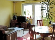 PRZED ZMIANĄ. Pokój wydawał się jeszcze mniejszy, niż był w rzeczywistości. To wrażenie wywoływały ciemne masywne meble niedostosowane do wielkości wnętrza.