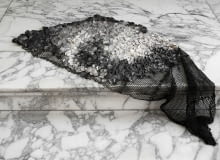 Wystawa główna "Odzyskane"; projekt: RE SEA ME; autor: Nienke Hoogvliet. Ten projekt ma na celu podniesienie świadomości w kwestii odpadów w morzu: pokazuje dwoistość pomiędzy plastikowymi śmieciami, który pływają w oceanach a zrównoważonymi materiałami, które morze nam oferuje do wykorzystania. Autorka projektu odkryła, że chociaż skóry ryb są odpadem przemysłu rybackiego, to można je wykorzystać jako piękne obicie. Odkryła sposób garbowania skór bez użycia żadnych środków chemicznych. Stosując starą, rzemieślniczą technikę, stworzyła silny, trwały i piękny materiał, który może być używany tak jak tradycyjne skóry. Oprócz stołka z siedziskiem ze skóry łososia, Nienke zaprojektowała również koncepcyjny dywan, w którym skóra rybia wszyta jest w zużyte sieci rybackie. Gdynia Design Days, design, polski design