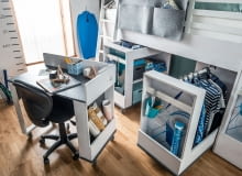 Do multifunkcyjnego łózka piętrowego można dobrać elementy uzupełniające biurko, szafki, kontenery, regał. Wszystko na kółkach. Meble VOX z nową kolekcją. Wielofunkcyjne meble nie tylko dla dzieci