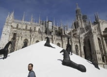 Najwięksi projektanci i architekci z całego świata zjechali do Mediolanu na coroczne targi designu. Od 12 do 17 kwietnia można było oglądać najbardziej oryginalne meble i instalacje przestrzenne. Wśród nich projekt Zahy Hadid i relaksacyjny mebel od Philippe'a Starcka. Targom towarzyszyły działania projektowe w przestrzeni miejskiej. Przed mediolańską katedrą stanęła rzeźba wykonana z soli - "Il muro di sale" autorstwa włoskiego artysty Domenico Paladino Przed mediolańską katedrą stanęła rzeźba wykonana z soli - "Il muro di sale" autorstwa włoskiego artysty Domenico Paladino