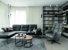 Atmosferę spokoju i domowego schronienia zapewnia użyta w aranżacji mieszkania monochromatyczna paleta barw. Czerń, szarość, biel i wzór drewna oddane w różnych strukturach oraz na różnych powierzchniach kreują wyciszone wnętrze.