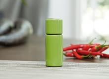 Młynek do pieprzu lub soli AdHoc Forma wykonany z ceramiki, trwały i funkcjonalny. Wysokość 15 cm, średnica 5 cm. Dostępny w czterech kolorach: czerwonym, niebieskim, zielonym oraz pomarańczowym. Cena 79 zł. Młynek do pieprzu lub soli AdHoc Forma wykonany z ceramiki, trwały i funkcjonalny. Wysokość 15 cm, średnica 5 cm. Dostępny w czterech kolorach: czerwonym, niebieskim, zielonym oraz pomarańczowym. Cena 79 zł.