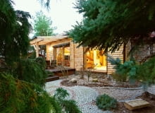 Nad dużym tarasem zrobiono zadaszenie, w ciepłe słoneczne dni można więc komfortowo wypoczywać w cieniu. NAD DUŻYM TARASEM zrobiono zadaszenie, w ciepłe słoneczne dni można więc komfortowo wypoczywać w cieniu.