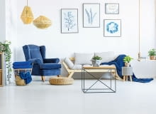 Zwykle znakiem rozpoznawczym pomieszczeń utrzymanych w morskim stylu są świeże kolory. Dominuje biel, błękit w otoczeniu marynistycznych dekoracji