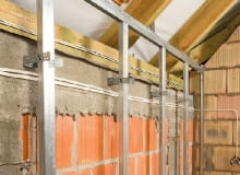 Do ściany kolankowej przykręca się łączniki ES w rozstawie 40-60 cm. W profile UD wstawia się pionowo profile CD i mocuje do łączników ES.