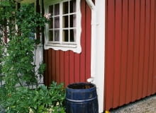 Deszczówkę można zbierać nawet w niewielkiej beczce. Jest to woda, która nic nie kosztuje, a można ją wykorzystać do różnych celów