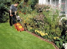 Wczesną jesienią kosiarka wciąż jest wuzyciu Ogrody SLOWA KLUCZOWE: OGRODNICTWO NARZEDZIA ZDJĘCIE DO WKŁADKI: PUBLIKACJA KWIETNIK NR 5 (149) - CZASOPISMA