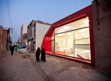 Nowoczesny "No name shop" w irańskim mieście Najafabad autorstwa Alego Dehghani, Alego Soltani czy Atefeha Karbasi Nowoczesny "No name shop" w irańskim mieście Najafabad autorstwa Alego Dehghani, Alego Soltani czy Atefeha Karbasi