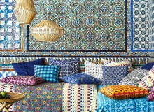 JAK W MAROKAŃSKIM RIADZIE. Lampa wisząca Jassa, 89,99 zł, poszewki na poduszki Jassa, 29,99 zł - IKEA