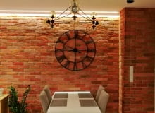 Czerwona cegła jest materiałem używanym w architekturze od wieków, w ostatnich latach zadomowiła się w naszych czterech kątach na dobre i pozostanie z nami jeszcze przez jakiś czas. Charakter, który wprowadza do wnętrza, jest bowiem na tyle uniwersalny, że sprawdzi się niemal w każdej stylistyce.