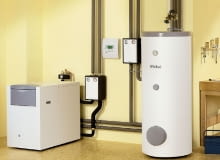 Nowoczesna kotłownia olejowa - czysta i zadbana, ze zbiornikiem na paliwo umieszczonym w sąsiednim pomieszczeniu Nowoczesna kotłownia olejowa - czysta i zadbana, ze zbiornikiem na paliwo umieszczonym w sąsiednim pomieszczeniu