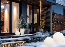 Bajkowy ogród rozświetlony przenośnymi lampami stojącymi CUMULUS oraz FLOWERPOT. Bajkowy ogród rozświetlony przenośnymi lampami stojącymi CUMULUS oraz FLOWERPOT.