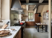 W klasycznej toskańskiej kuchni wiejskiej bateria Elio firmy Dornbracht w kolorze szczotkowanej platyny harmonizuje z powierzchniami ze stali nierdzewnej, marmuru i ciemnego drewna tekowego. W klasycznej toskańskiej kuchni wiejskiej bateria Elio firmy Dornbracht w kolorze szczotkowanej platyny harmonizuje z powierzchniami ze stali nierdzewnej, marmuru i ciemnego drewna tekowego.