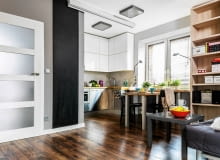 <B>Urządzanie niewielkiej kawalerki wymagało od Julii, Jana oraz projektantki pomysłowości i cierpliwości niczym skomplikowana układanka. Opłacało się. Gospodarze mają teraz osobną sypialnię, a we wciąż przestronnej strefie dziennej wystarcza miejsca i dla domowników, i dla gości.</B> <BR />Aneks kuchenny urządzono w pokoju dziennym. Zabudowa w&#8200;kształcie litery U zapewnia dużo miejsca do&#8200;przechowywania i do pracy. Wysoki słupek po&#8200;lewej stronie pomieścił lodówkę z&#8200;zamrażarką i&#8200;(u&#8200;góry) pojemną szafkę na&#8200;rzadziej używane rzeczy. Wszystkie wiszące schowki sięgają do sufitu.