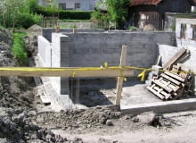 Budowanie piwnic ma sens tylko wtedy, gdy woda gruntowa znajduje się minimum pół metra pod poziomem posadowienia ław fundamentowych; inaczej wody gruntowe staną się nieustającym źródłem problemów piwnica,budowa domu