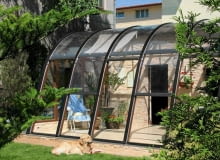 Ogród zimowy. Łukowaty kształt ścian i ich lekkie pochylenie pozwala lepiej wykorzystać promienie słońca Ogród zimowy.