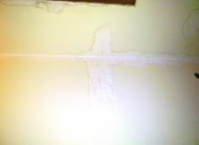 Tak efektowne zacieki to sytuacja ekstremalna, ale warto zwracać uwagę nawet na mniejsze wykwity. Uszkodzonej w ten sposób płyty gipsowo-kartonowej nie da się naprawić. Trzeba ją wyciąć i sprawdzić stan paroizolacji.