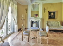 Meble w dawnym stylu (tu Ludwika XVI) potrzebują przestrzeni - dopiero wtedy dobrze widać ich urodę. Z tego też powodu nie powinno być ich wiele. Choroszcz Palac Branickich w Choroszczy gabinet z meblami w stylu Ludwika XVI Powstal w latach 1745-1771 dla magnata Jana Klemensa Branickiego na sztucznej wyspie otoczonej kanalami oraz ogromnym parkiem o powierzchni 25 hektarow Sluzyl jako rezydencja letnia Obecnie Muzeum Wnetrz Palacowych oddzial Muzeum Podlaskiego w Bialymstoku Podlasie Choroszcz Summer palace of Branicki family Cabinet with furnitures in the style of Ludwig XVI Nowadays a Museum of Palaces Interior Design SLOWA KLUCZOWE: polska poland choroszcz podlasie podlaskie palac rezydencja magn