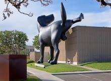 Zły Pies przy Orange County Museum of Art w Kalifornii Zły Pies przy Orange County Museum of Art w Kalifornii