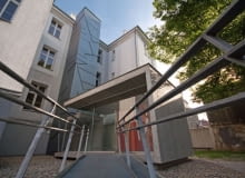 Pawilon z windą dla niepełnosprawnych przy bocznym wejściu do budynku Zespołu Szkół Ogólnokształcących nr 10 w Gliwicach.