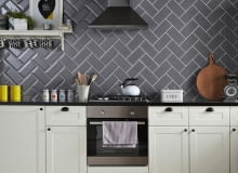 Szare płytki metro w kuchni ułożone w jodełkę, płytki ceramiczne