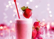 01.12.2009 , WARSZAWA , KOKTAJL STRAWBERRY KISS , DODATEK DO GAZETY WYBORCZEJ - KOKTAJLE , STYLIZACJA JUNONA LAMCHA - GRYNBERG