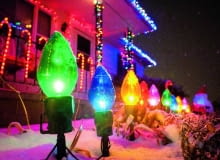 Światełka można zawiesić na elewacji domu, okapie dachu, balustradzie schodów czy tarasie.